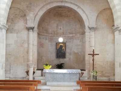 Ad esempio l�altare proviene da paesi lontani: lo intuiamo dal colore della pietra diverso da quella locale...